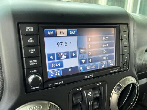 Used 2014 Jeep Wrangler Unlimited Rubicon w/ Connectivity Group AWD/4WD image 32