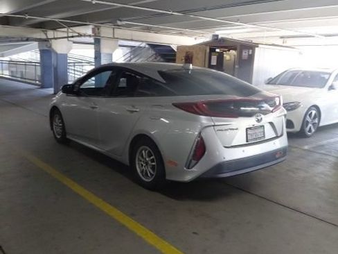 Used 2017 Toyota Prius Prime Advanced w/ Preferred Accessory Package FWD image 3