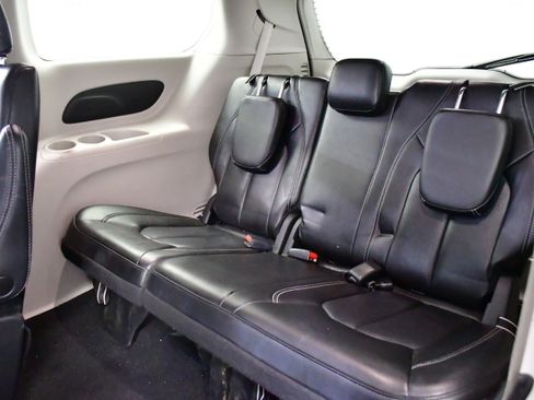 Used 2023 Chrysler Pacifica Touring-L FWD image 12