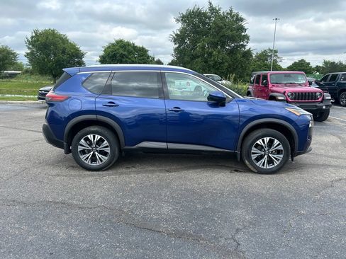 Used 2021 Nissan Rogue SV FWD image 2