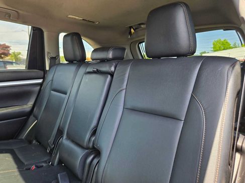 Used 2018 Toyota Highlander XLE AWD/4WD image 17