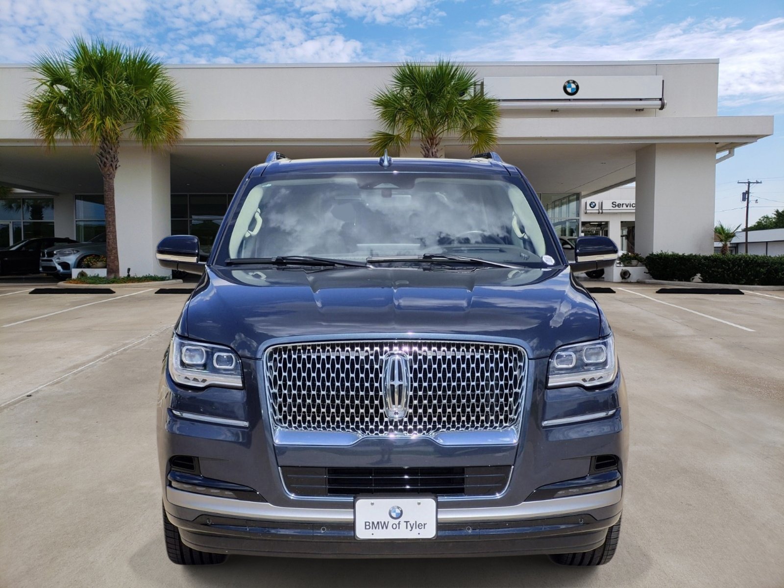 Used 2024 Lincoln Navigator Reserve AWD/4WD image 2