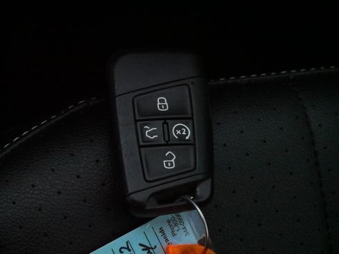 Used 2022 Volkswagen Tiguan SE image 32