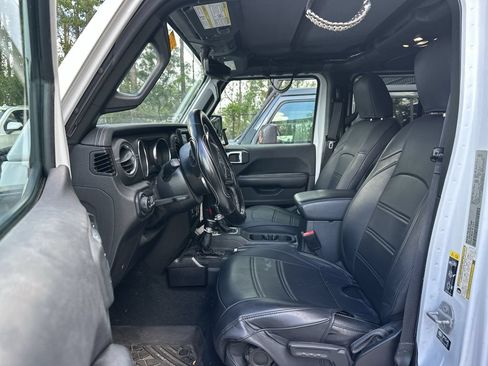 Used 2022 Jeep Gladiator Overland w/ Cold Weather Group AWD/4WD image 2