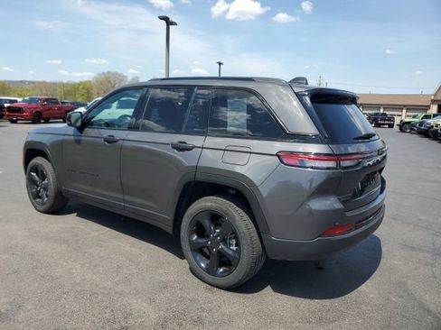 Used 2025 Jeep Grand Cherokee Altitude AWD/4WD image 3
