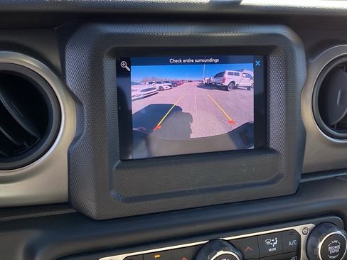 Used 2021 Jeep Gladiator Sport image 18