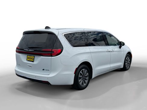Used 2023 Chrysler Pacifica Touring-L FWD image 5