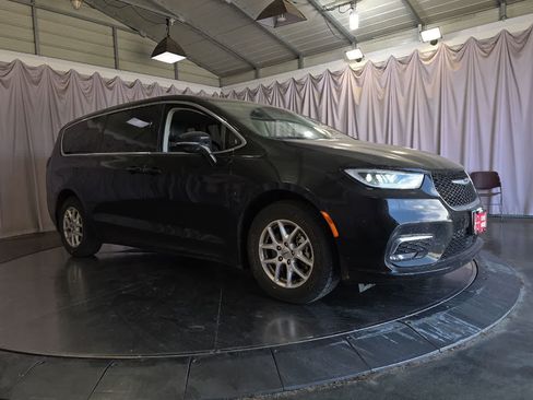 Used 2024 Chrysler Pacifica Touring-L FWD image 2