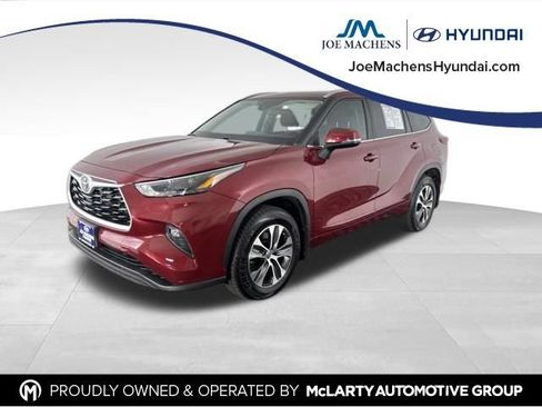 Used 2022 Toyota Highlander XLE AWD/4WD image 3