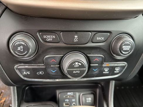 Used 2016 Jeep Cherokee Limited image 21