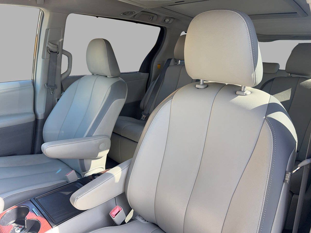Used 2013 Toyota Sienna Limited w/ Premium Pkg FWD image 16