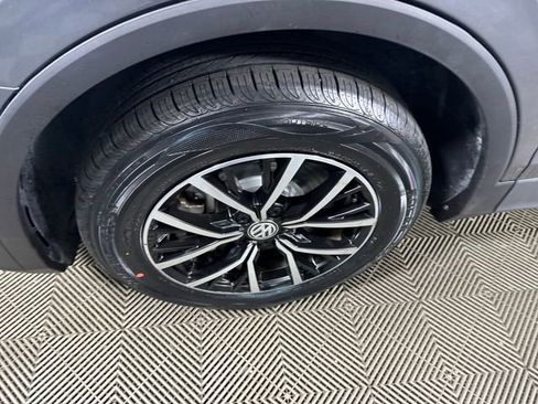 Used 2021 Volkswagen Tiguan SE image 10