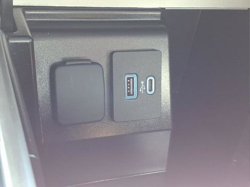Used 2024 Ford Explorer XLT w/ Equipment Group 202A RWD image 8