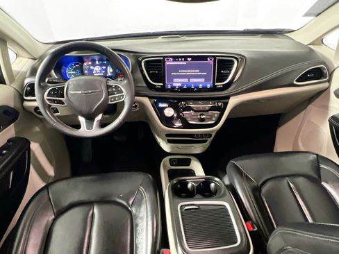 Used 2023 Chrysler Pacifica Touring-L image 30