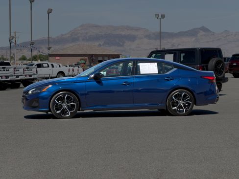 Used 2023 Nissan Altima 2.5 SR FWD image 2