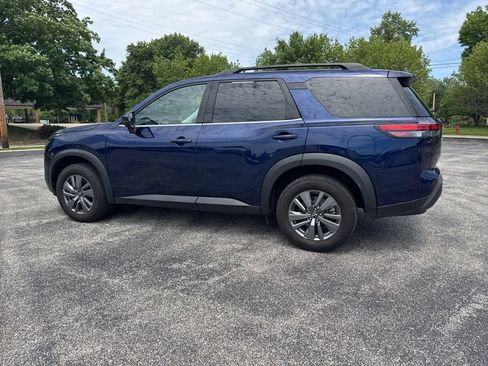 Used 2025 Nissan Pathfinder SV FWD image 3