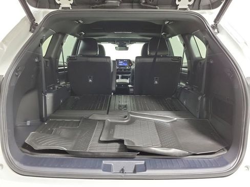 Used 2022 Toyota Highlander XSE AWD/4WD image 10