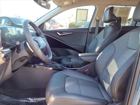 Certified 2025 Kia Niro EX image 8
