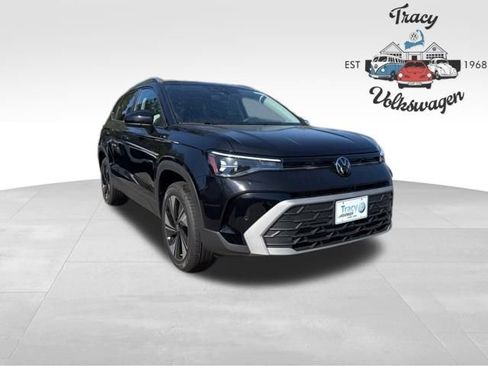 New 2025 Volkswagen Taos SE image 1