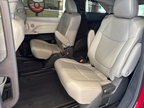 Used 2026 Toyota Sienna XLE FWD image 23