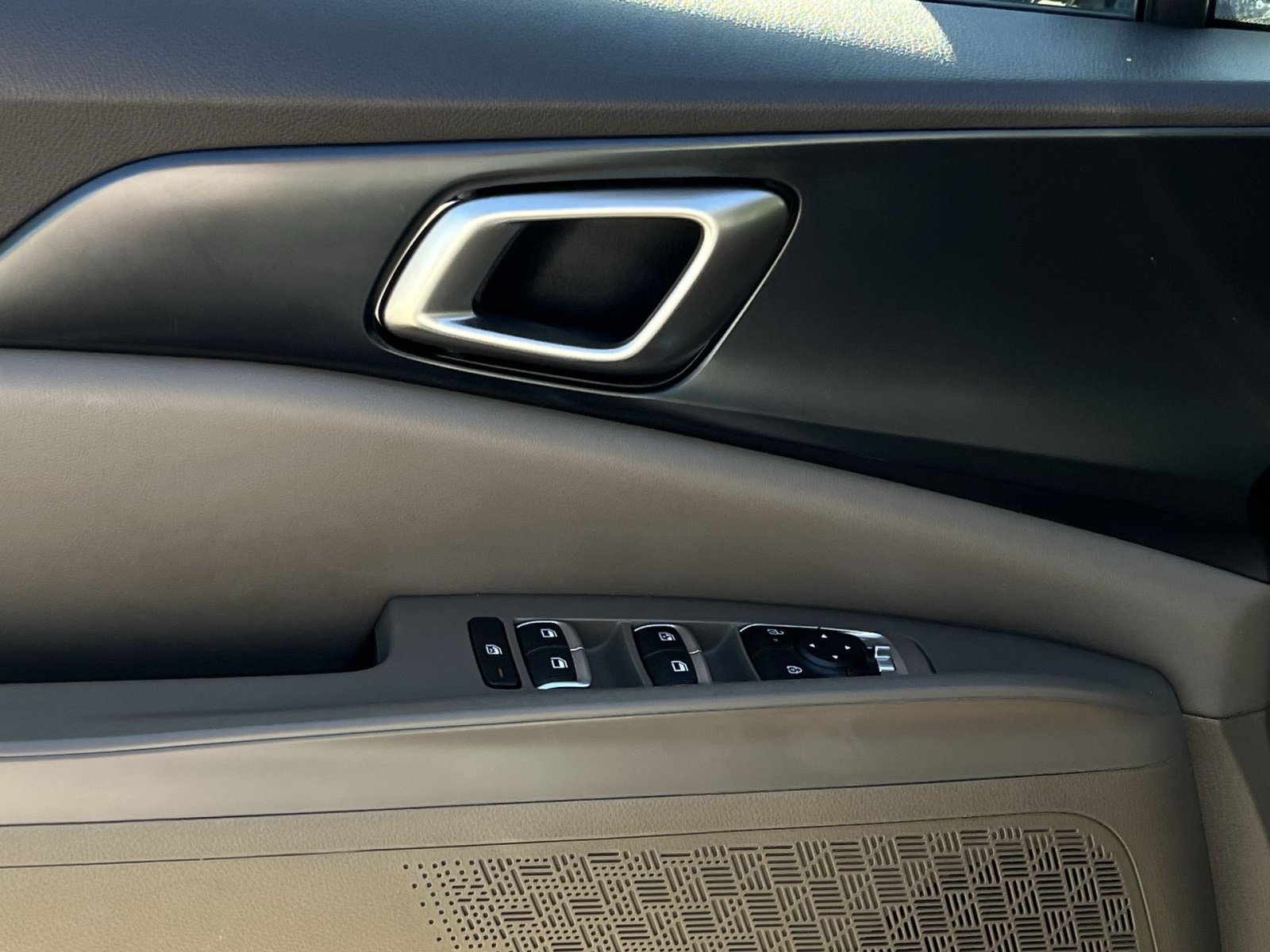 Used 2025 Kia Carnival FWD image 20