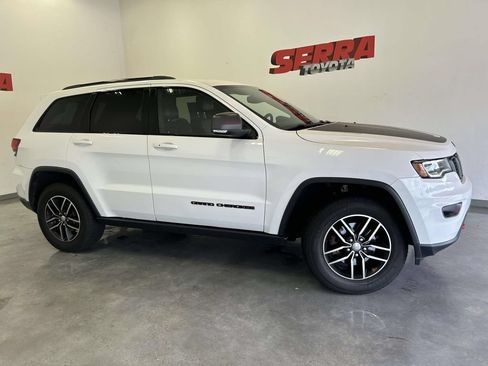 Used 2018 Jeep Grand Cherokee Trailhawk w/ Trailhawk Luxury Group AWD/4WD image 2