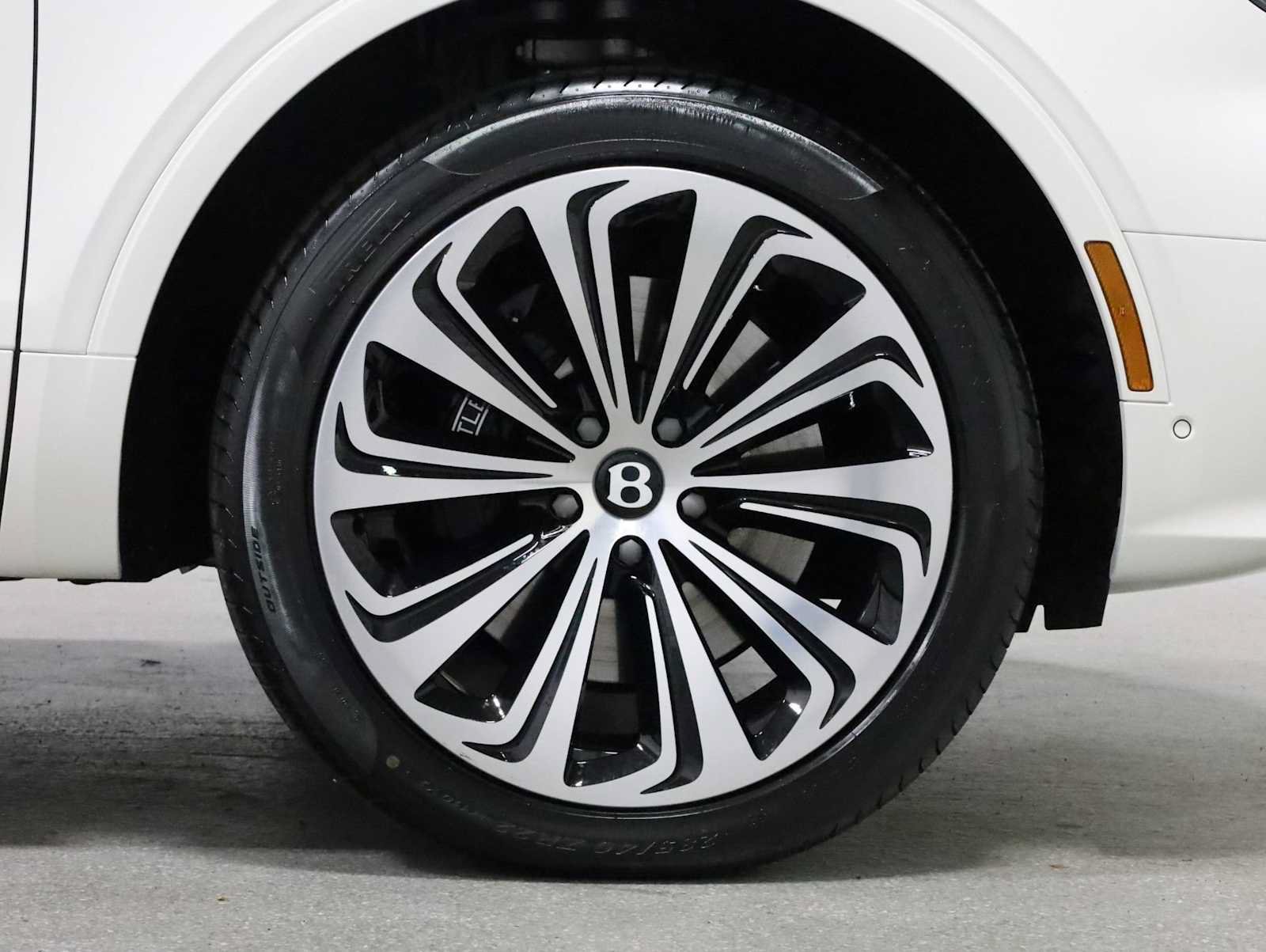 Used 2024 Bentley Bentayga AWD/4WD image 12