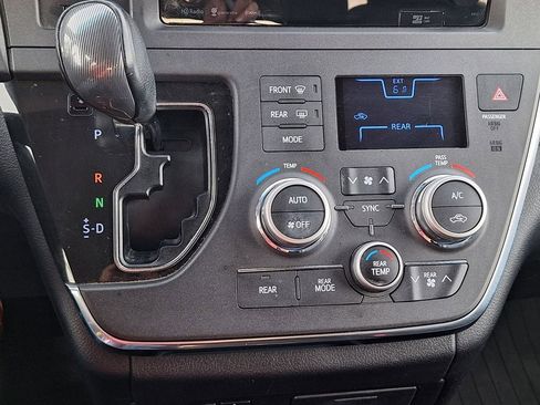 Used 2017 Toyota Sienna SE Premium image 23