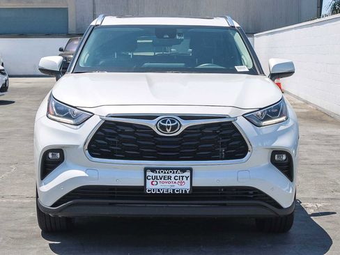 Used 2023 Toyota Highlander Limited FWD image 2