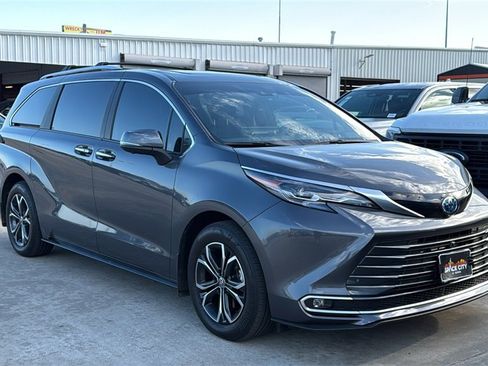 Used 2025 Toyota Sienna Platinum image 2