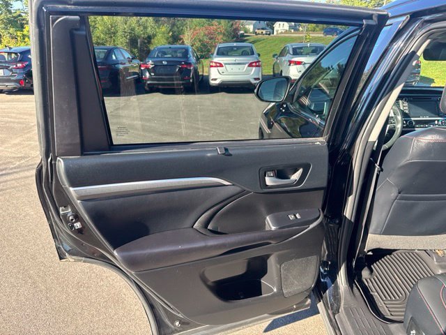 Used 2019 Toyota Highlander SE AWD/4WD image 15