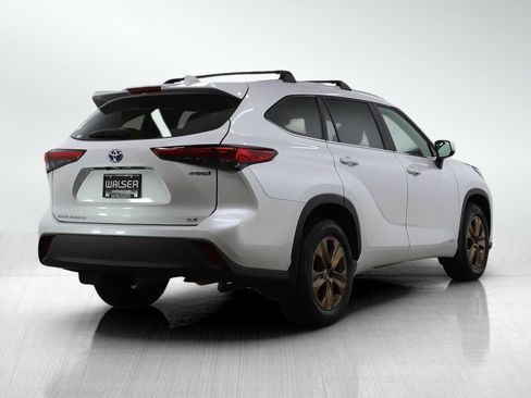 Used 2023 Toyota Highlander Bronze Edition image 5