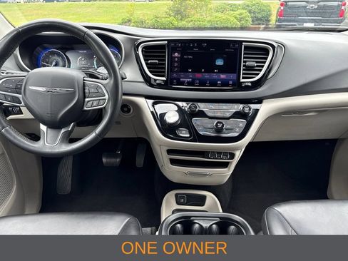 Used 2023 Chrysler Pacifica Touring-L FWD image 4