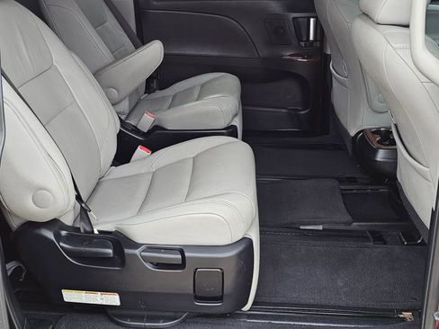 Used 2015 Toyota Sienna Limited Premium FWD image 7