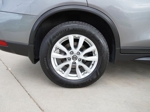 Used 2020 Nissan Rogue SV image 11