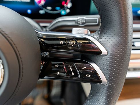 Used 2025 Mercedes-Benz GLS 450 4MATIC image 26