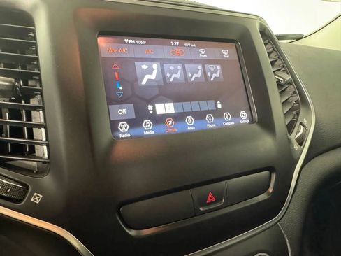 Used 2019 Jeep Cherokee Latitude w/ Popular Appearance Group FWD image 19
