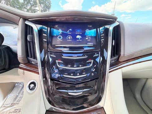 Used 2017 Cadillac Escalade Premium Luxury AWD/4WD image 24