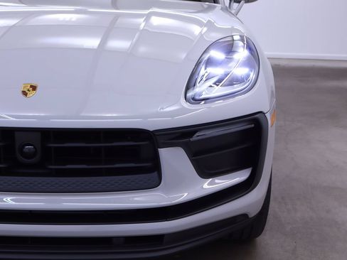 Certified 2025 Porsche Macan AWD/4WD image 11