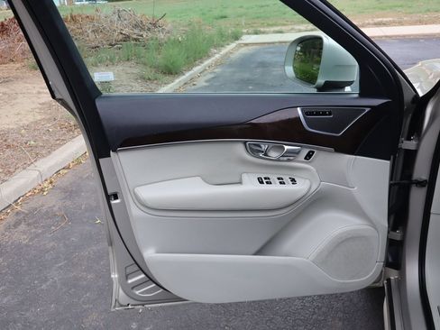 Used 2016 Volvo XC90 T6 Momentum w/ Momentum Plus Package AWD/4WD image 25