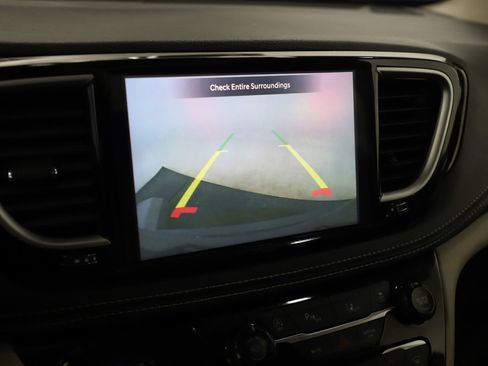 Used 2023 Chrysler Pacifica Limited FWD image 25