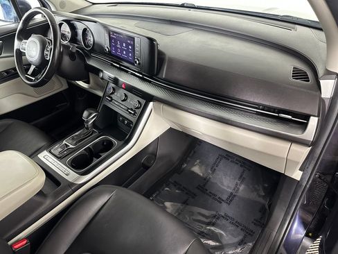 Used 2023 Kia Carnival LX FWD image 31