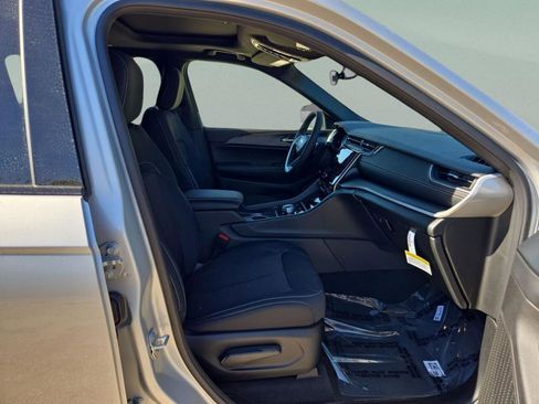 New 2025 Jeep Grand Cherokee L Laredo w/ Luxury Tech Group I RWD image 30