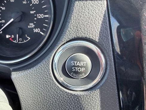 Used 2017 Nissan Rogue SV AWD/4WD image 14