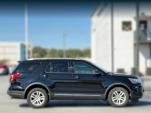 Used 2018 Ford Explorer XLT w/ Equipment Group 202A image 8