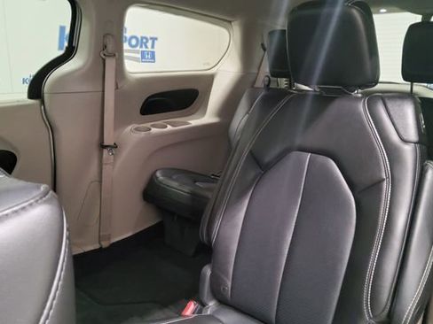 Used 2024 Chrysler Pacifica Touring-L FWD image 17