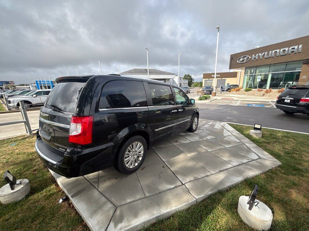 Used 2016 Chrysler Town & Country Limited FWD image 3