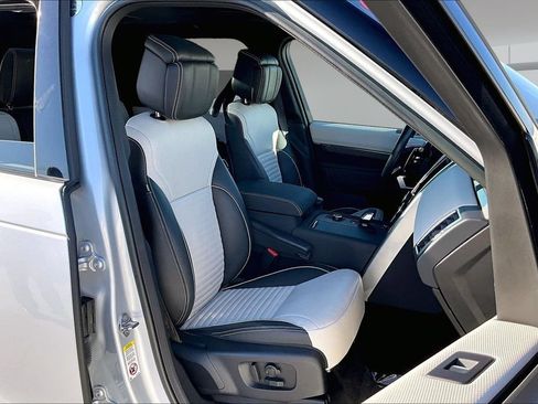 Certified 2023 Land Rover Discovery Metropolitan Edition AWD/4WD image 27