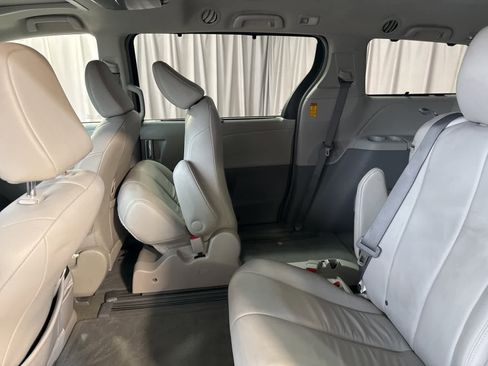 Used 2014 Toyota Sienna XLE image 11