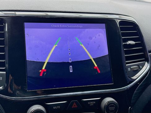 Used 2019 Jeep Grand Cherokee Laredo image 10